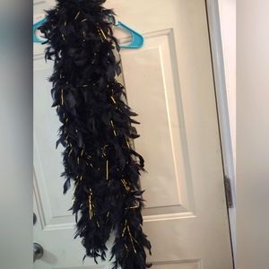 HOLLOWEEN, FABULOUS FEATHER SCARF!!! LARGE BLACK FEATHERS WITH GOLD THREADS